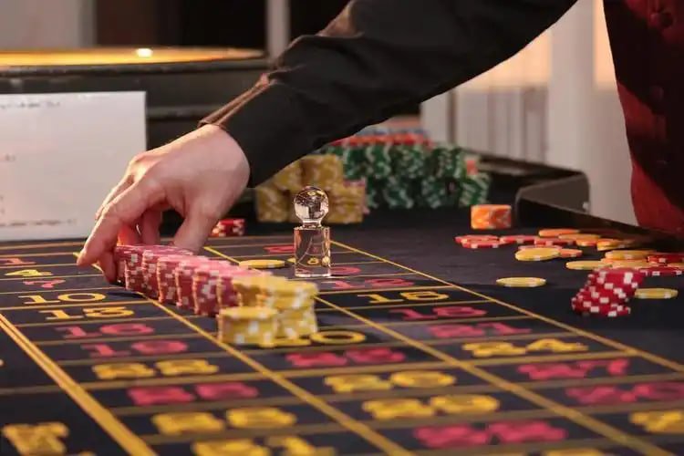 Filipino player enjoying online bingo on a mobile phone with prize display